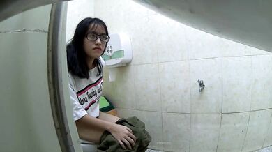 【极品CP魔手外购】经济型公寓女厕所三机位偷拍各种学生族和上班族小姐姐方便，各种姿势完事还把BB洗一洗